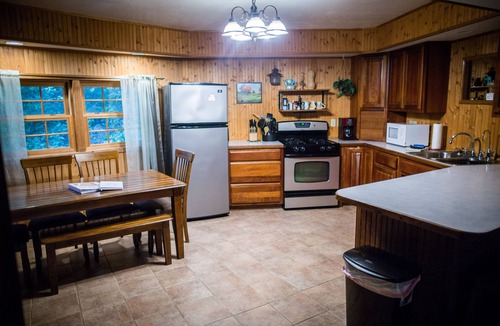 Decorah Cabin | Private Lodge Near Trails & River Sauna Sleeps 8