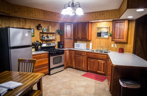 Decorah Cabin | Private Lodge Near Trails & River Sauna Sleeps 8