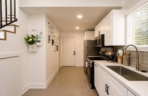 Montgomery House | Private Loft - Lake Conroe with Parking