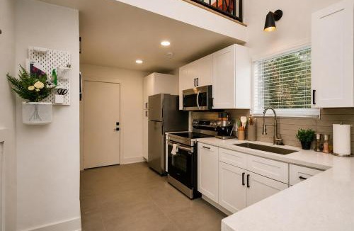 Montgomery House | Private Loft - Lake Conroe with Parking