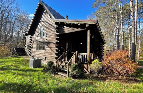 South Butler Cabin | Private Log Cabin Near Lake Ontario