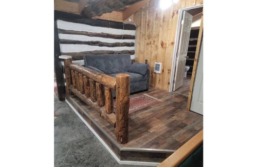 Tyrone Apartment | Private Log Cabin in rural Port Matilda