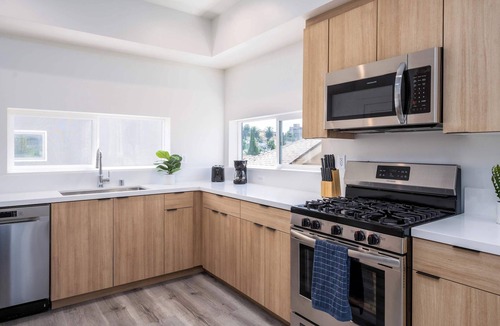Historic Filipinotown House | Private Luxe Townhome in Prime Location | Sleeps 8