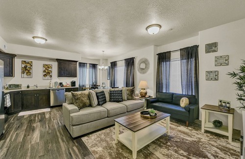 Clearfield Apartment | ⭐️ Private Luxury Apt ⭐️ Fast WiFi ⭐️ 4K HDTV ⭐️ Hill AFB