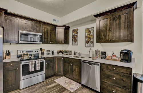 Clearfield Apartment | ⭐️ Private Luxury Apt ⭐️ Fast WiFi ⭐️ 4K HDTV ⭐️ Hill AFB
