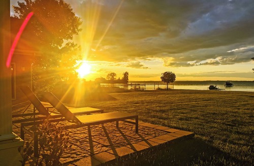 Saint-Anicet House | Private Luxury Lakefront Paradise – Big Garden, Dream Views, Perfect Setting
