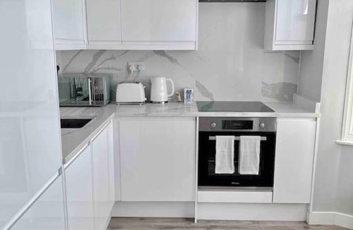 Palmers Green Apartment | Private Luxury One Bedroom Apartment with parking
