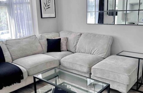 Palmers Green Apartment | Private Luxury One Bedroom Apartment with parking