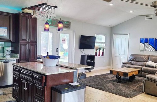 College Park House | Private Luxury Pool/Swim up bar/Smart-home