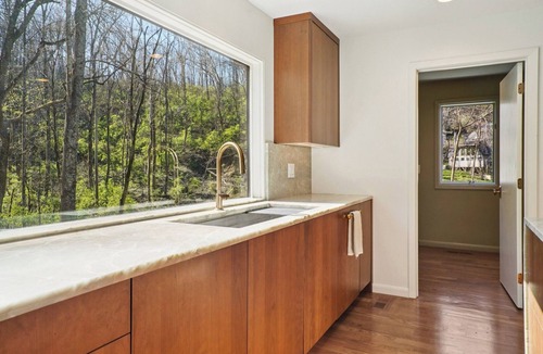 West Meade House | Private Luxury Retreat in Nashville, Fully Renovated, A/C, Peaceful Setting