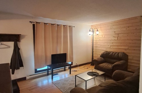 District Wright - Parc - de - la - Montagne Apartment | Private Main Floor 2 BR 1Bath: Hull Hosp 4m Drive