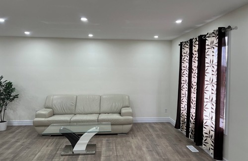 London House | Private Main Floor Retreat in St. Thomas – Spacious & Ideal for a Relaxing Stay!