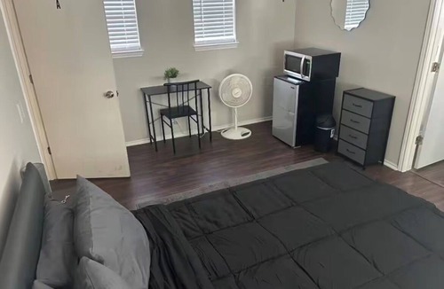 Stoney Ridge House | Private master bedroom with private bath in a house near austin airport
