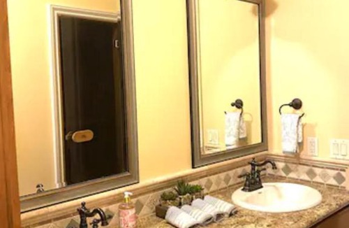 Fair Oaks House | Private Master suite with Sauna and Bathtub