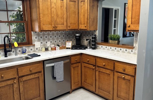 Wichita House | Private Micro Resort-Pickle Ball-Sport Ct-POOL-Hot Tub-Fire Pit-Games-King Beds