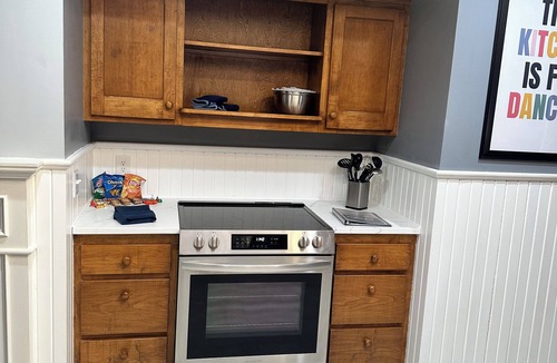 Wichita House | Private Micro Resort-Pickle Ball-Sport Ct-POOL-Hot Tub-Fire Pit-Games-King Beds