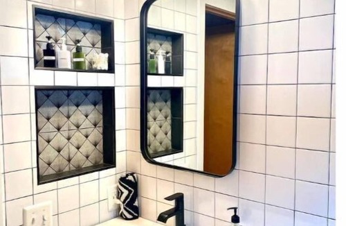 Arlington Cabin | PRIVATE MID CENTURY MODERN CEDAR CABIN