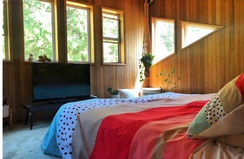 Arlington Cabin | PRIVATE MID CENTURY MODERN CEDAR CABIN