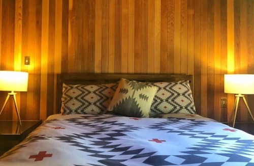 Arlington Cabin | PRIVATE MID CENTURY MODERN CEDAR CABIN