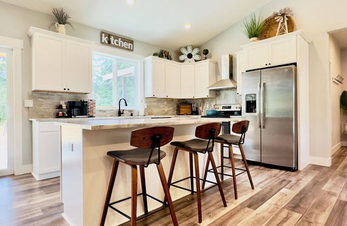 Rochester House | Private modern home in the quiet countryside. All the conveniences of home with covered porch and outdoor seating. Lots of parking too!