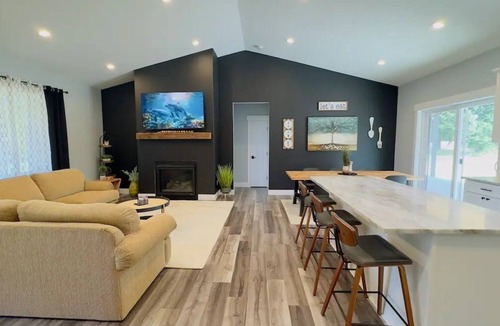 Rochester House | Private modern home in the quiet countryside. All the conveniences of home with covered porch and outdoor seating. Lots of parking too!