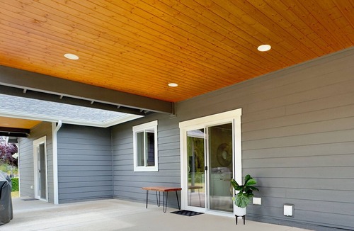Rochester House | Private modern home in the quiet countryside. All the conveniences of home with covered porch and outdoor seating. Lots of parking too!