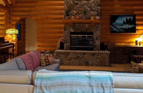 Pineridge House | Private Mountain Top Custom Log Home on 1 acre with incredible views