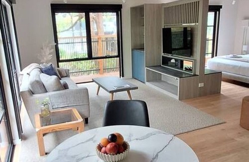 Warburton House | Private Mountain View Treetop Spa Getaway