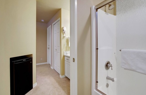 Century West Hotel | Private Mt. Bachelor Village suite in Bend with access to resort hot tubs/pool