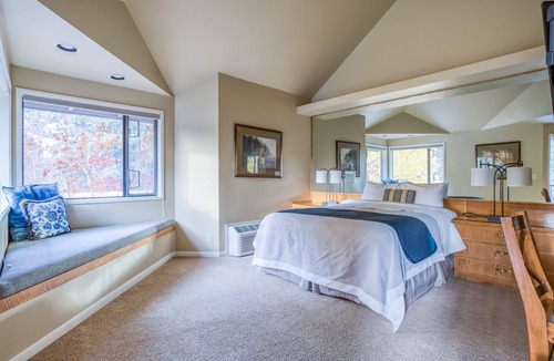 Century West Hotel | Private Mt. Bachelor Village suite in Bend with access to resort hot tubs/pool
