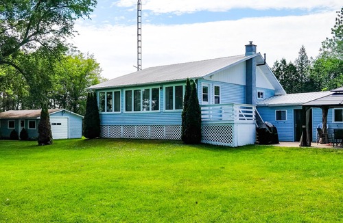 Front of Yonge Cottage | Private multi-family, fully stocked cottage on Graham Lake with large front lawn