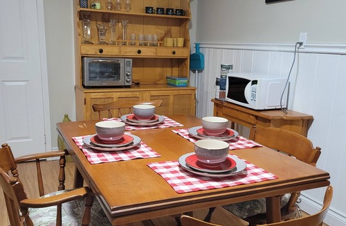 Gravenhurst Bed & Breakfast | Private muskoka retreat with pool BB