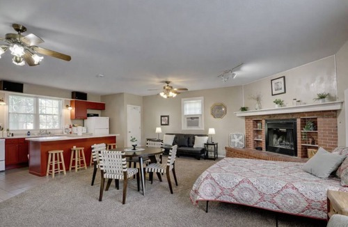 Nauvoo Apartment | Private Nauvoo Studio - Sleeps 4 - Walkable + WFH