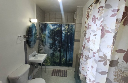 Springhill Apartment | Private Oasis in a shared apartment: Cozy Room for you