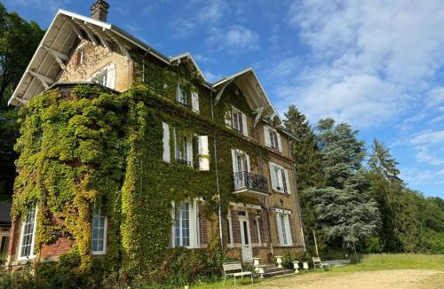 Ardenne Metropole Villa | Private Oasis: Luxe 20-guest Estate, Jacuzzi, 8 Ha