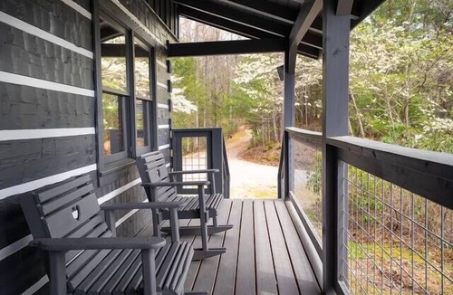 Pittman Center Cabin | Private Oasis, Rustic Cabin with all the Modern Updates