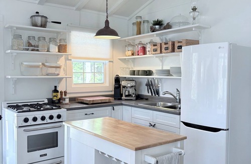 Queens Cottage | Private oceanfront cottage getaway in Mill Village