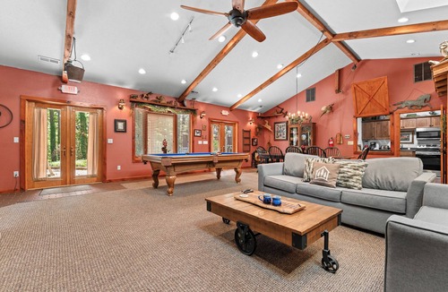 Blue Eye House | Private One-Level Carriage House, Hot Tub, Pool Table, Dog Friendly & Car Charger