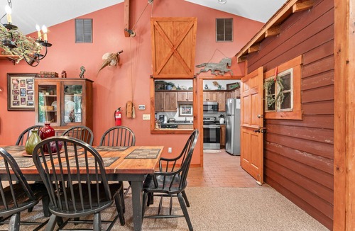 Blue Eye House | Private One-Level Carriage House, Hot Tub, Pool Table, Dog Friendly & Car Charger