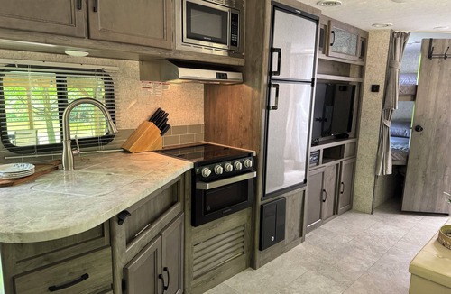 Narvon RV Rental | Private one-of-a-kind Camping experience! Hot Tub!