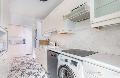 Asnieres-sur-Seine Apartment | Private parking, Office with screen, Near Paris & La Défense | 74m2