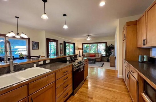 Kealakekua House | Private paradise organic farm stay with ocean view, nestled in banana grove