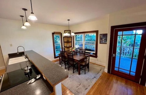 Kealakekua House | Private paradise organic farm stay with ocean view, nestled in banana grove