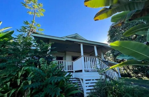 Kealakekua House | Private paradise organic farm stay with ocean view, nestled in banana grove