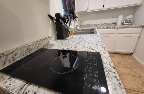 Eastern Division Apartment | Private parking/Cozy stay+wifi