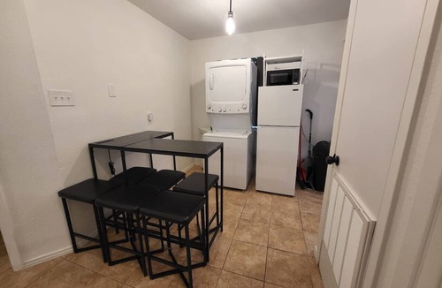 Eastern Division Apartment | Private parking/Cozy stay+wifi