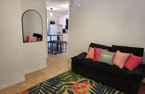 Eastern Division Apartment | Private parking/Cozy stay+wifi