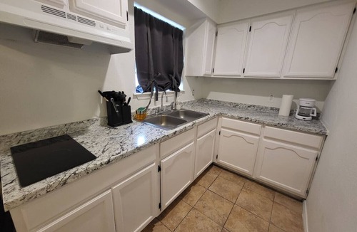 Eastern Division Apartment | Private parking/Cozy stay+wifi