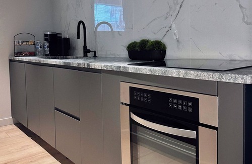 Pittsburgh Apartment | Private Parking Modern Oasis King bed