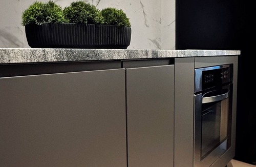 Pittsburgh Apartment | Private Parking Modern Oasis King bed